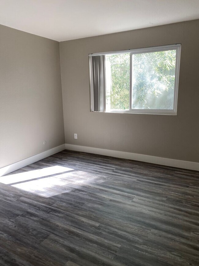 Building Photo - Large Two Story Renovated Townhouse Apartment in South Chula Vista