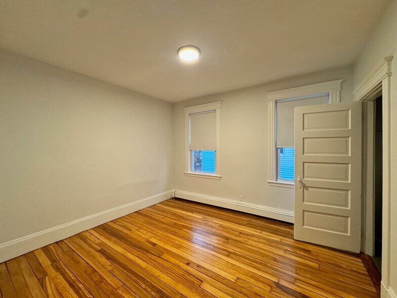 Building Photo - 136 Sharon St