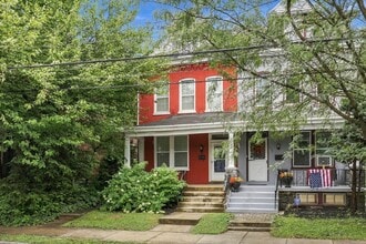 Building Photo - 129 E Clay St