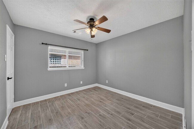 Building Photo - 3519 Crescent Dr