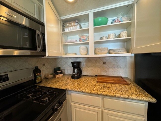 Building Photo - 2BR FULLY FURNISHED CONDO WITH UTILITIES A...