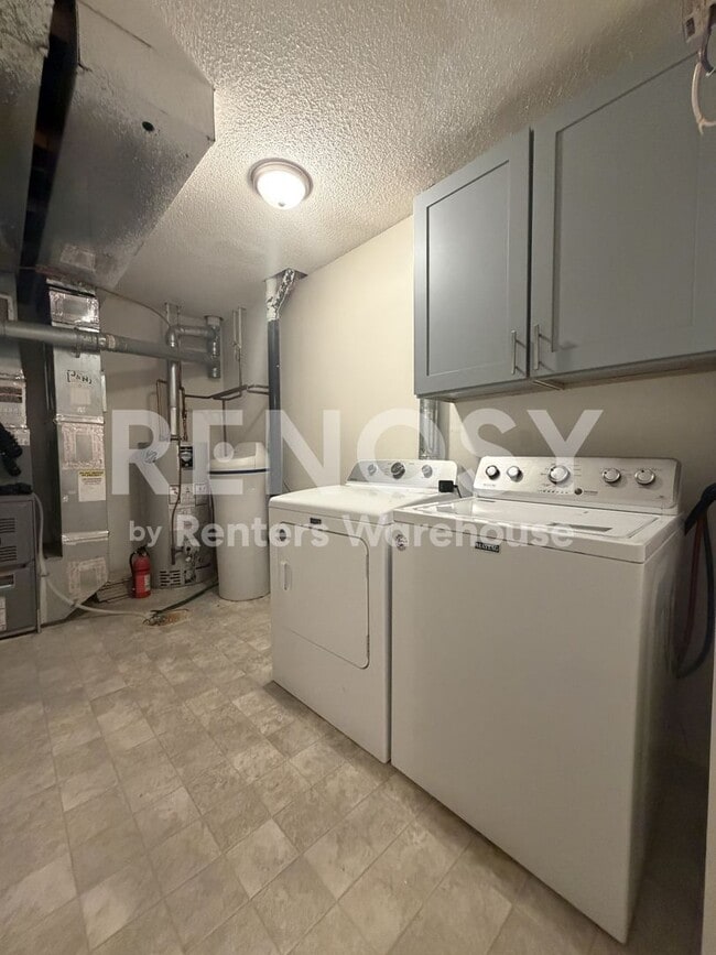 Building Photo - Available Now 3 Bedroom 2 Bath Townhouse in Woodbury