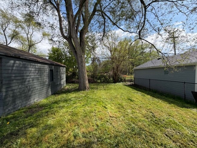 Building Photo - 27813 Avondale St
