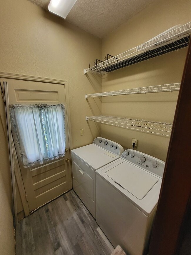 Building Photo - PRELEASING for Aug 7th! (3-4) Bedroom/(2) Bath Close to Campus!