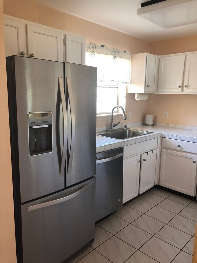 Building Photo - 2 Bedroom 2 Bath Town Home