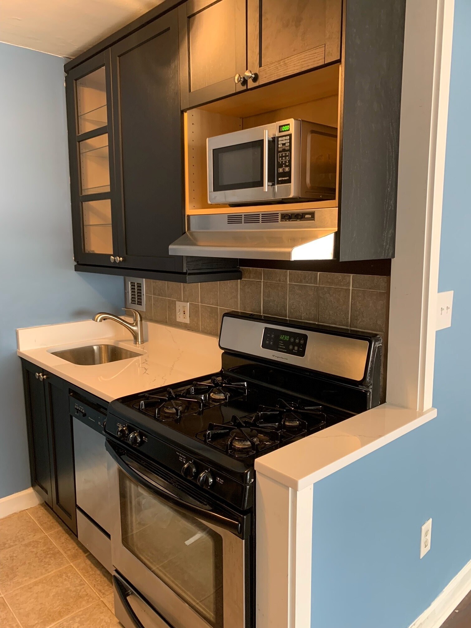 fully updated kitchen - 1121 Arlington Blvd