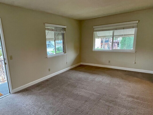Building Photo - Must see to appreciate 1 Bedroom 1 Bath up...