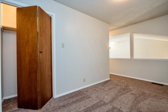 Building Photo - Immaculate 2 Bed, 2 Bath w/Loft Space!