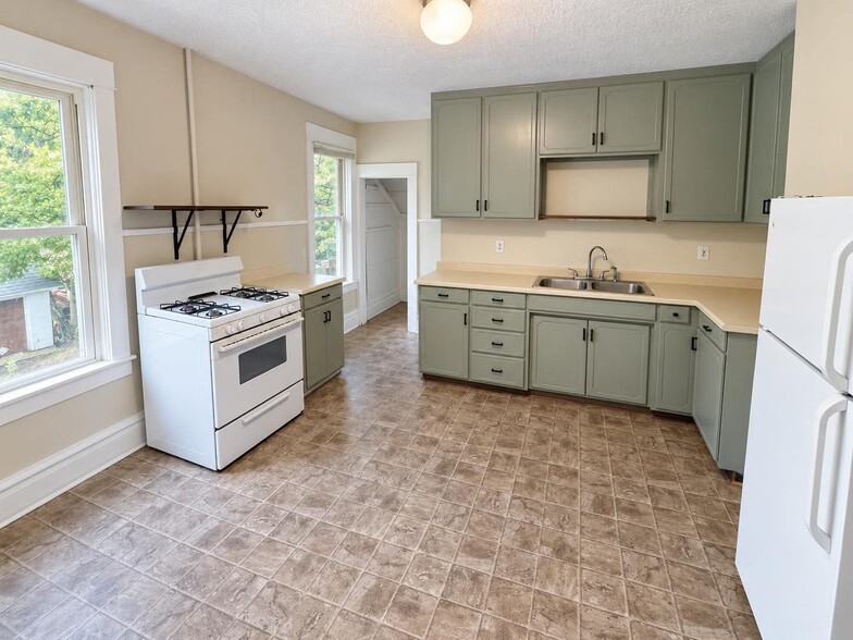 Building Photo - 215 3rd Ave NE