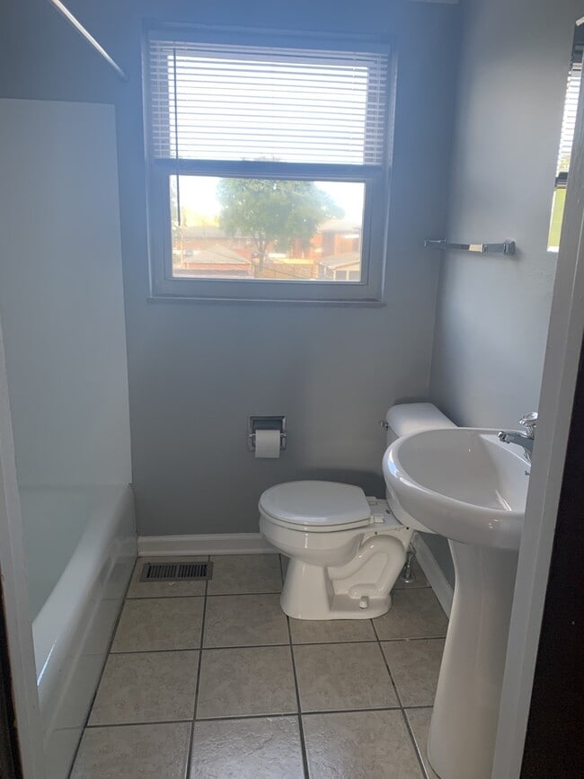 Building Photo - 1430 W 6th Ave