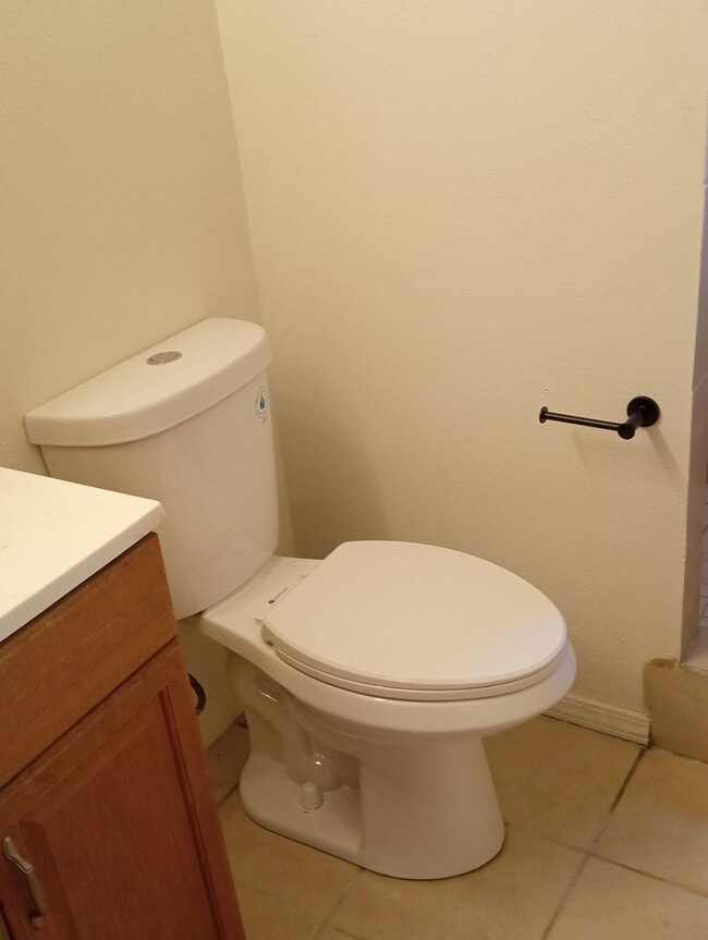 Building Photo - 1BR, 1BA -  w/yard with gate access SHOWIN...