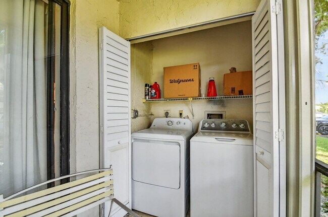Building Photo - 9810 Pineapple Tree Dr