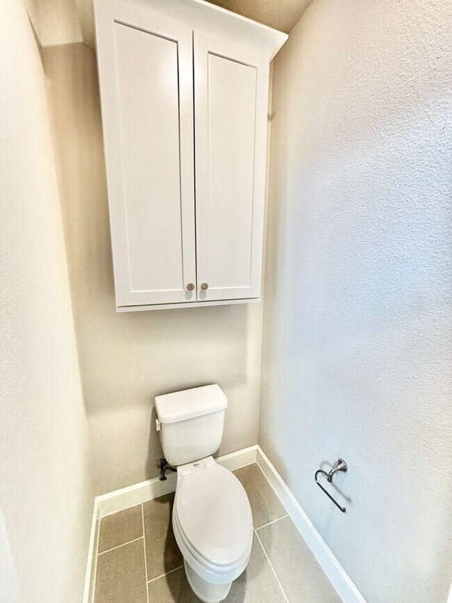 Building Photo - Spacious 3-Bedroom Home with Modern Amenit...