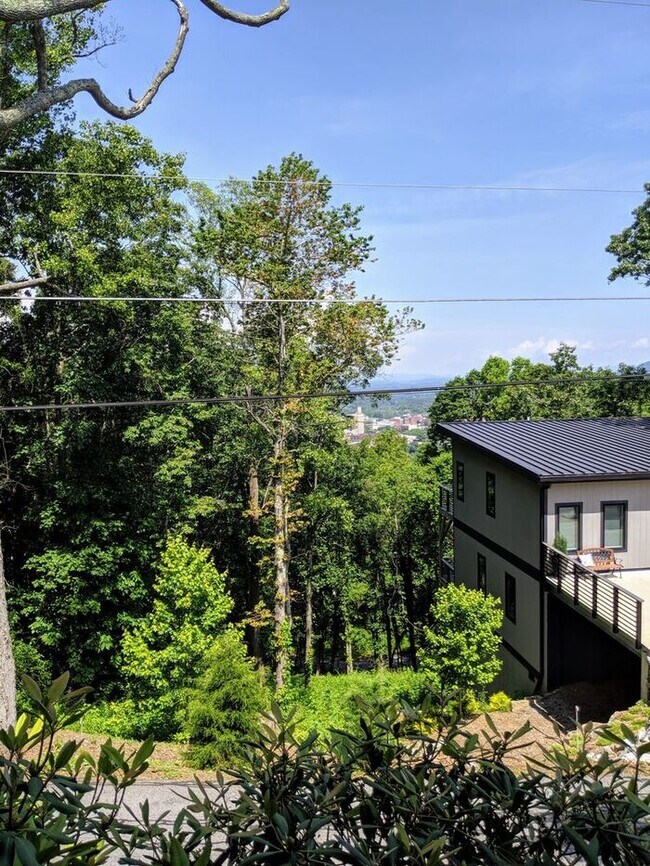 Building Photo - Condo Rental in Great Asheville Location!