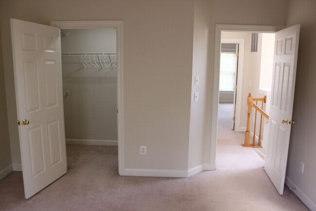 Building Photo - Lovely 3 Bedroom 2.5 Bath Townhome with De...