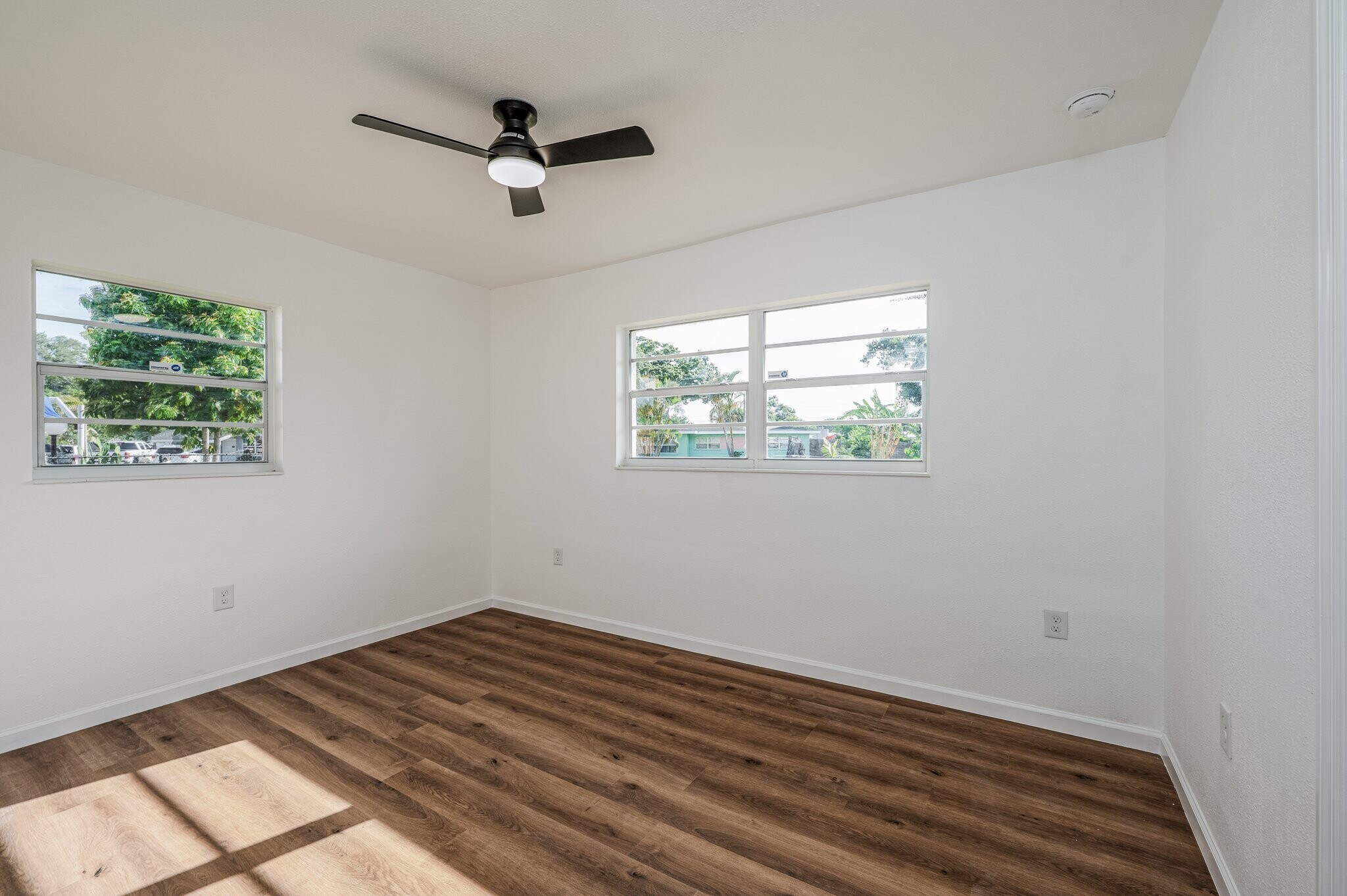 Building Photo - 1811 Rhoades Terrace