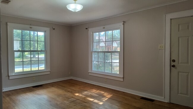 Building Photo - 1215 S Elm St