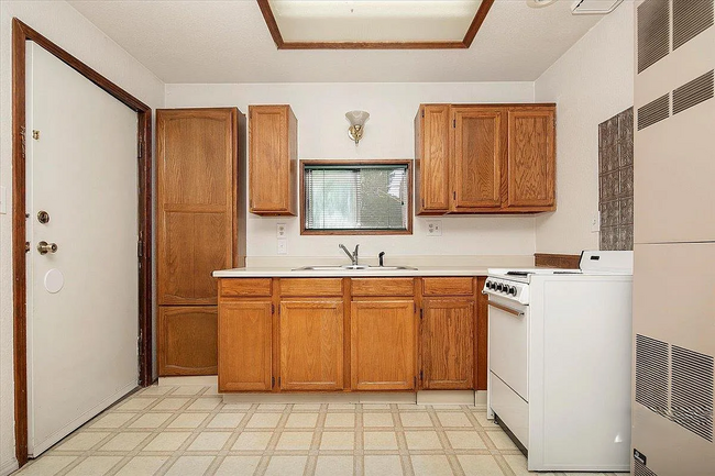 Guest Kitchen - 627 S Bitteroot Dr