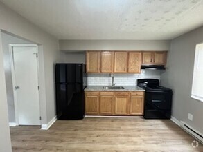 Building Photo - Newly Updated 2 BR/ 1 BA townhome w/Centra...
