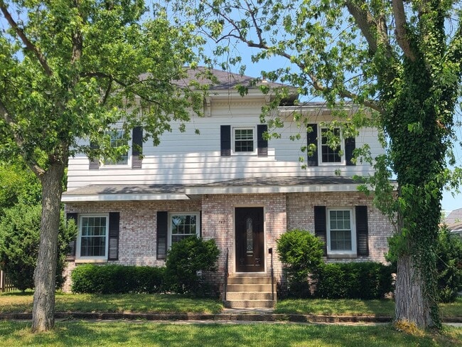 Primary Photo - 3-bedroom, 2-bathroom home located in beau...