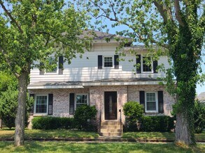 Building Photo - 3-bedroom, 2-bathroom home located in beau...