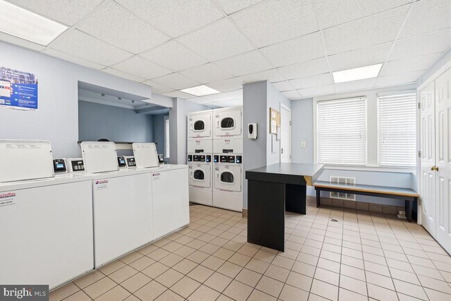 Building Photo - 906 S Washington St