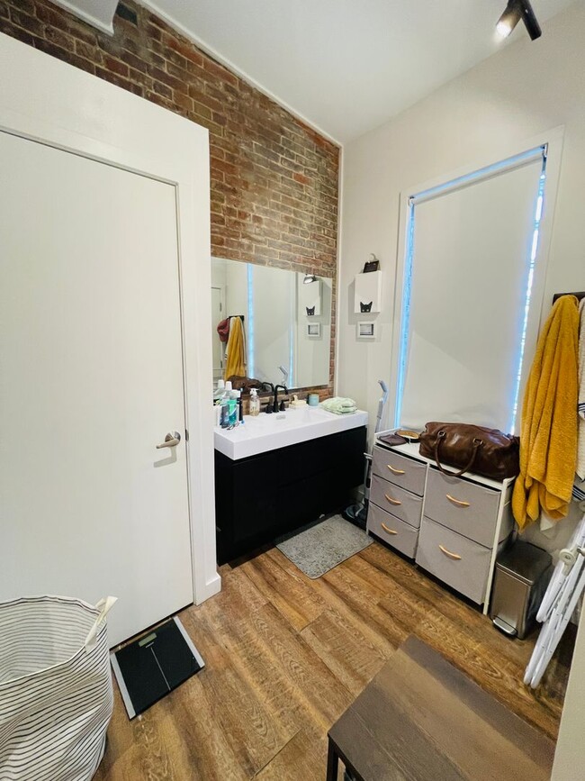 Building Photo - Spacious Master Bedroom and En-Suite in La...