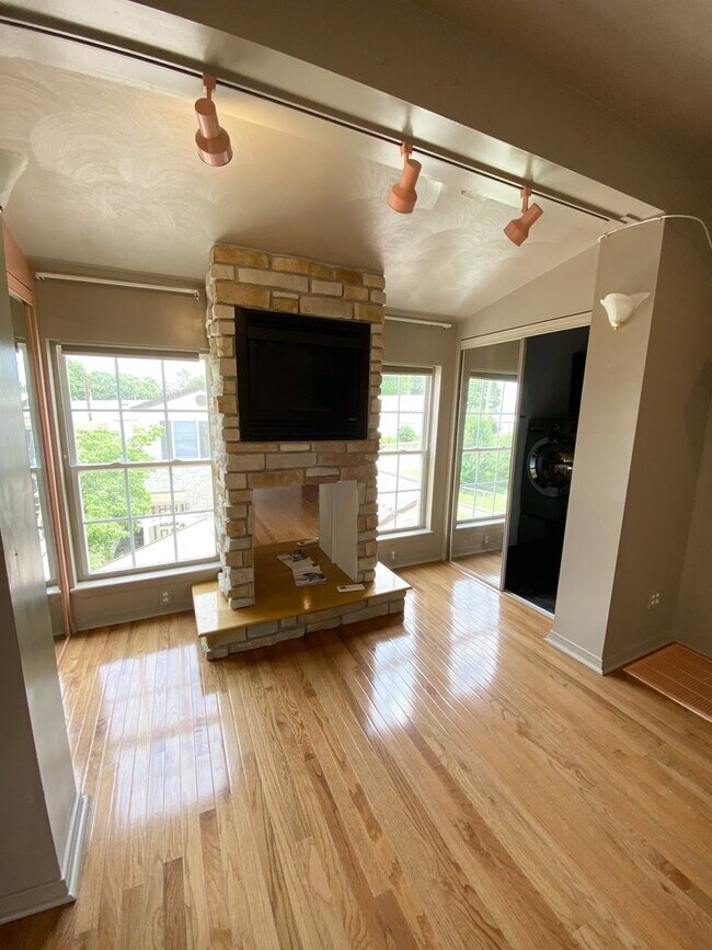 Building Photo - 3 Bedroom 1.5 Bath Private Home Must See K...