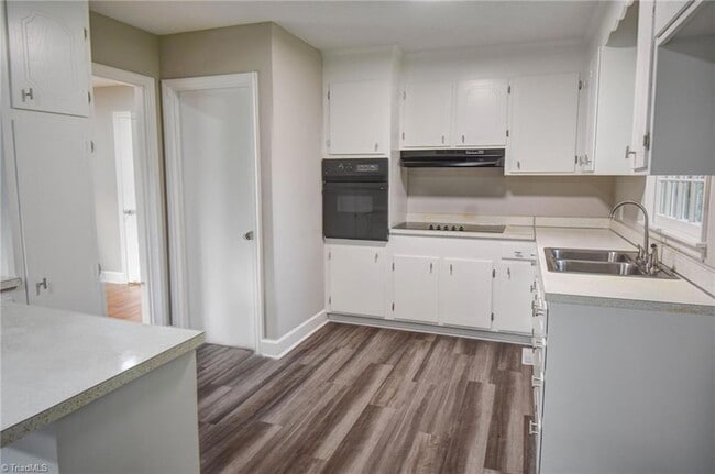 Building Photo - 318 Collinwood Dr