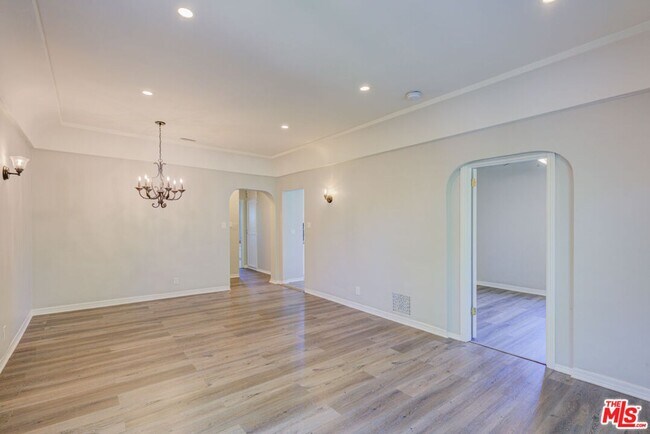 Building Photo - 253 S Elm Dr