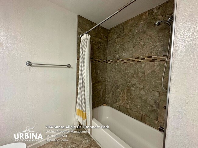Building Photo - 704 Santa Alicia Dr