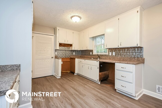 Building Photo - 220 Carmichael Rd