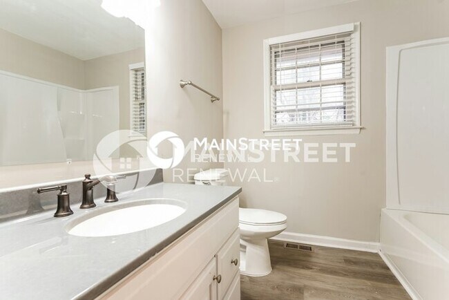 Building Photo - 3 Bedroom Pet-Friendly Home in HENDERSONVILLE, TN with Main Street Renewal