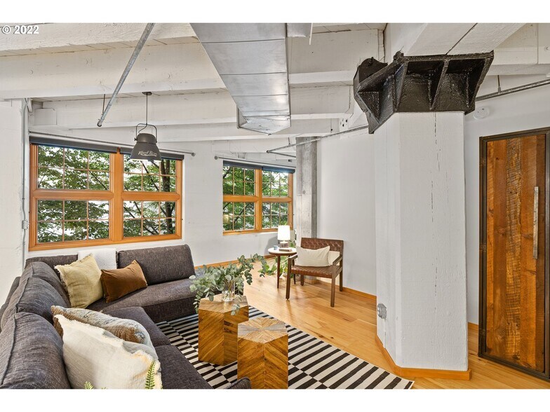 Building Photo - 1420 NW Lovejoy St