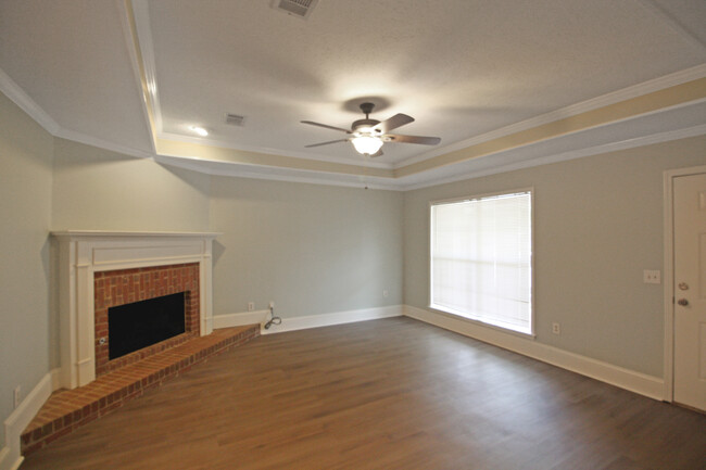 Building Photo - 320 Hawthorne Dr