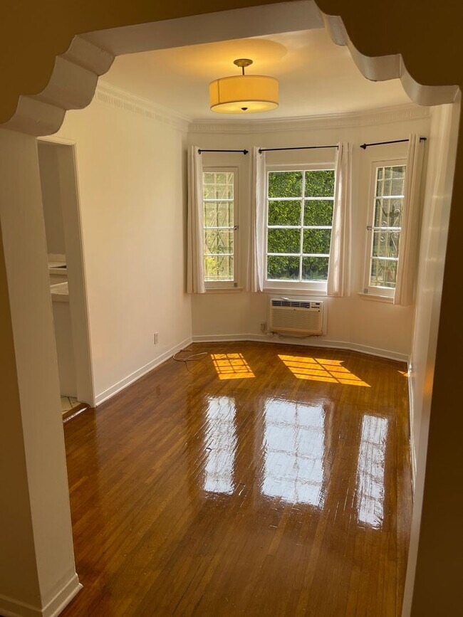 Building Photo - 927 Alandele Ave