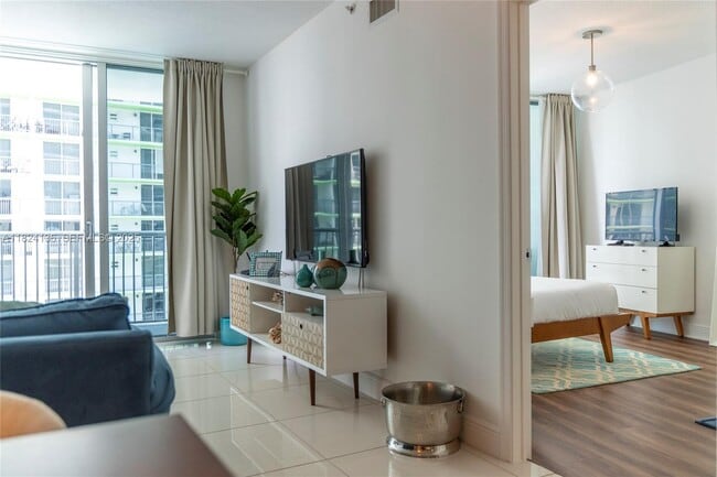 Building Photo - 1750 N Bayshore Dr