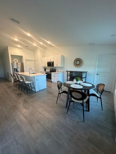 Building Photo - 1614 NE 2nd Pl