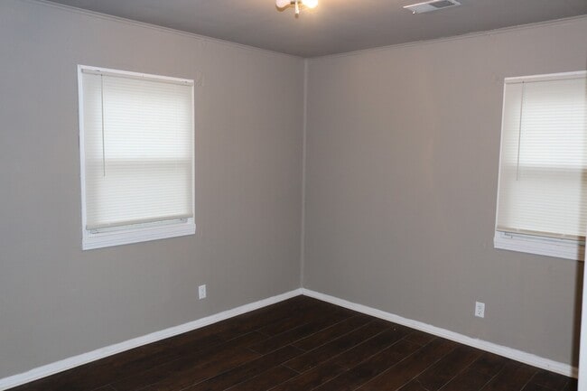 Building Photo - BEAUTIFUL HOME LOCATED CLOSE TO EVERYTHING WITH GARAGE!