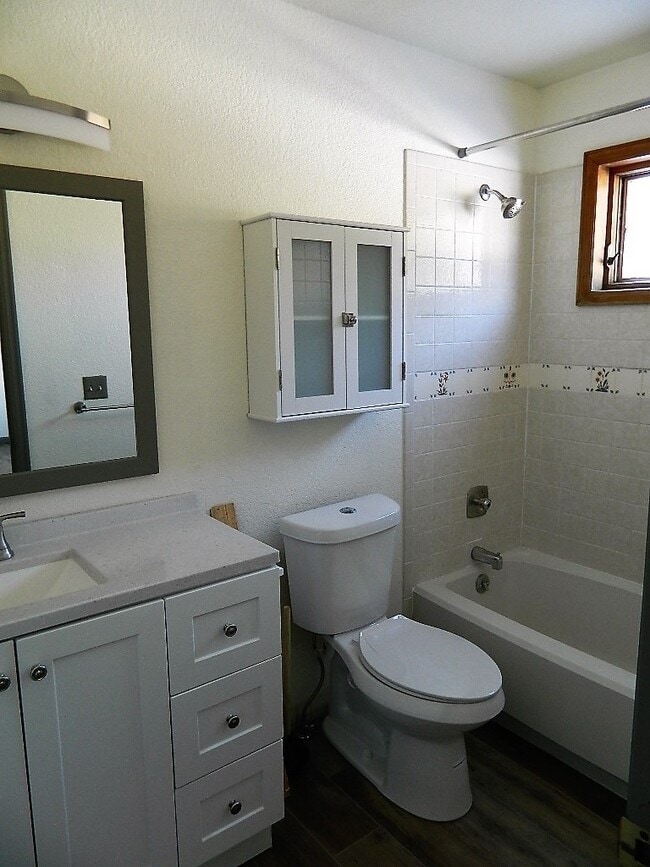 Building Photo - 559 Rainbow Vlg