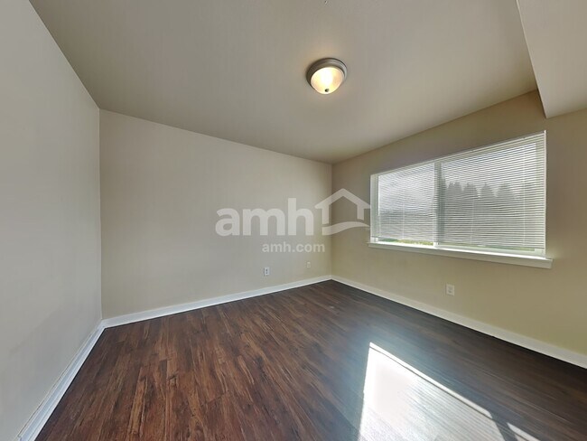 Building Photo - 1327 Whitehouse Ave