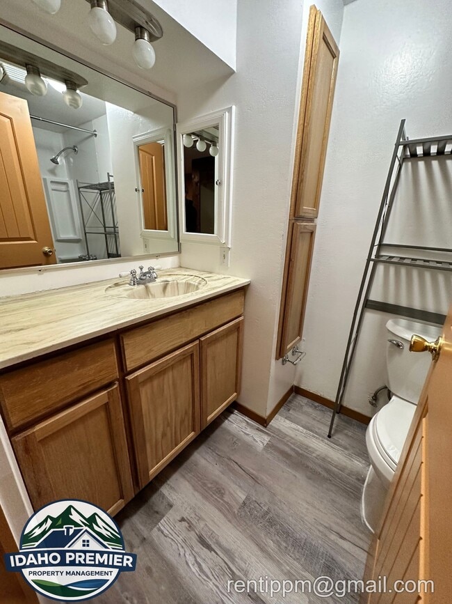 Building Photo - 709 N Stanley St