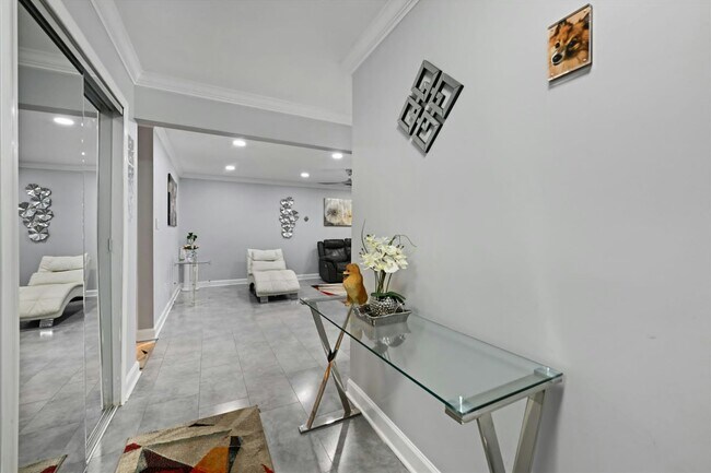 Building Photo - 10 Fourwood Ct