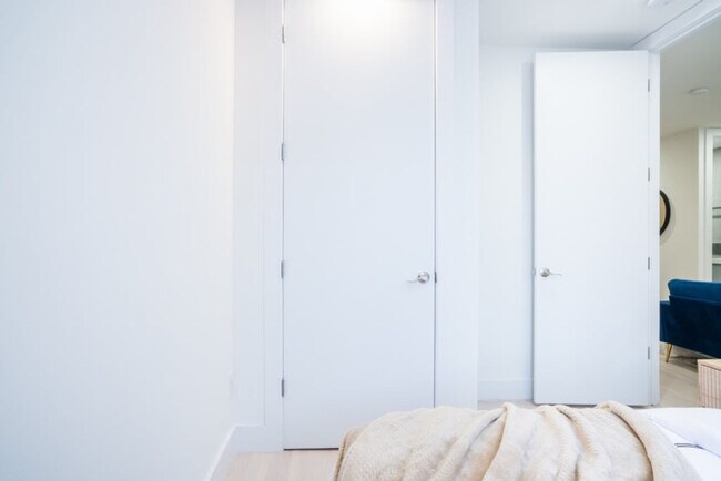 Building Photo - 402 E 11th St