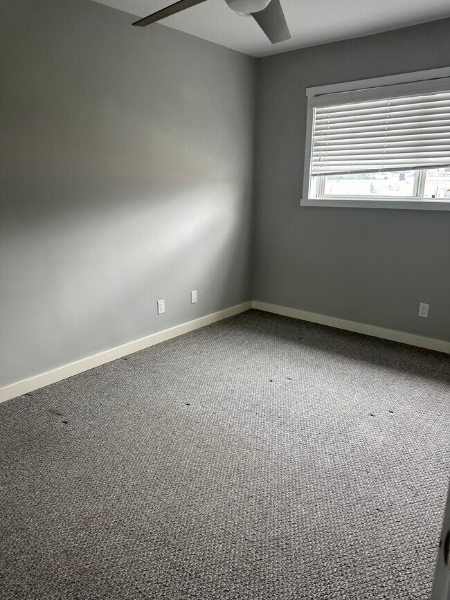 Building Photo - 732 9th St