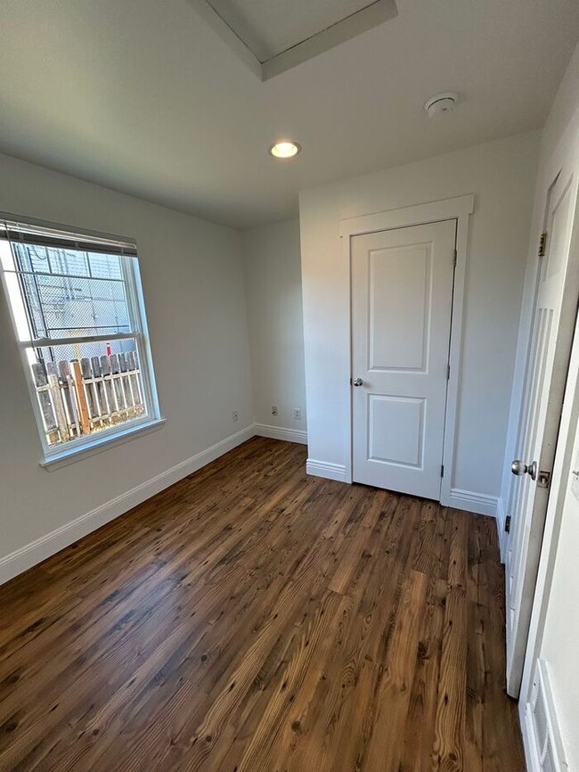 Building Photo - 3 Bed 1 Bath SFR Pet Friendly Home Downtow...