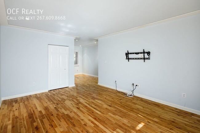 Building Photo - Wash Sq West 2 Bed Condo