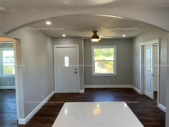 Building Photo - Country property minutes from downtown Pet...