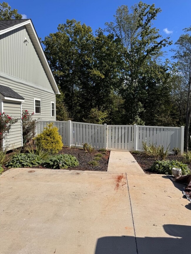 Building Photo - 3 Bedroom || 2 Bathroom Home in Forest