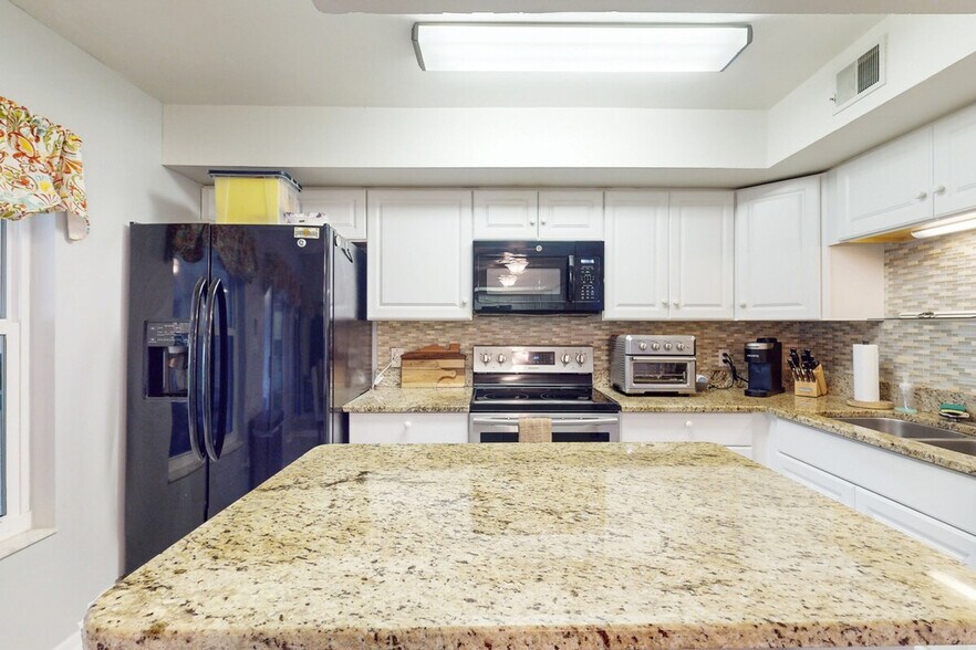 Building Photo - 65 Marco Villas E